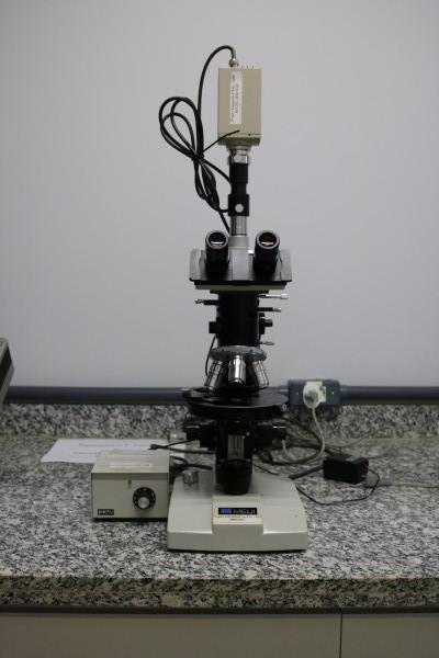 Microscópio com câmera CCD de base rotatória marca Meiji